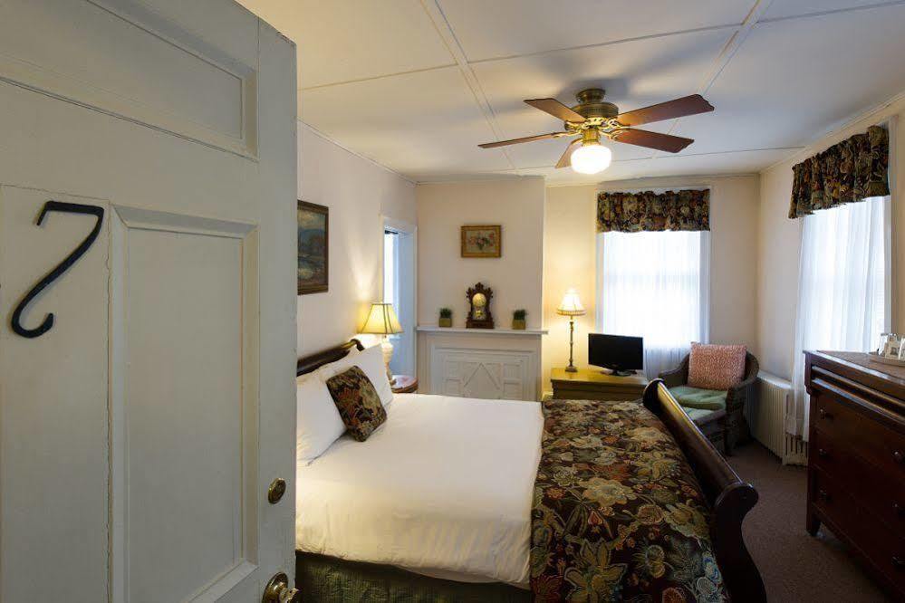 Rogues Harbor Inn Lansing Eksteriør bilde